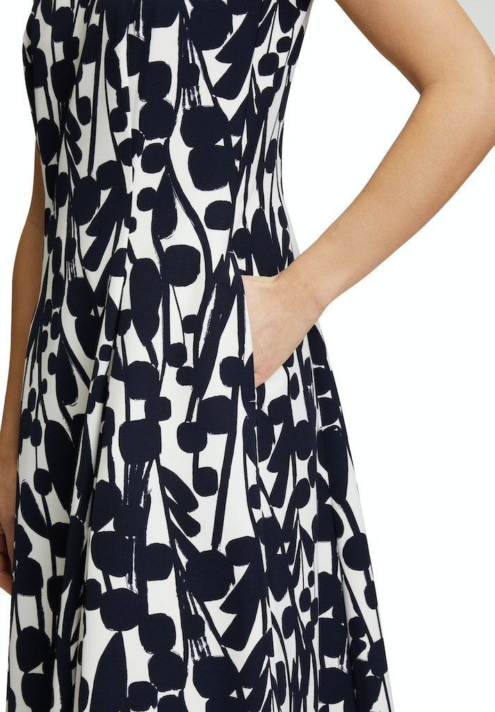 Vera Mont - Elegantes Ärmelloses Kleid mit Dunkelblau-Weißem Grafikmuster